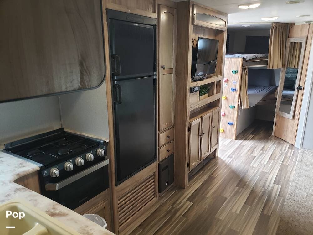 2019 Coachmen Freedom Express 28.7SE - Used Travel Trailer For Sale by Pop RVs in Foley, Alabama features Leveling Jacks, Awning, Air Conditioning, Slideout