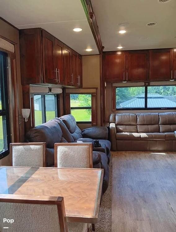 2016 Vanleigh Vilano 365RL - Used Fifth Wheel For Sale by Pop RVs in Steuben, Wisconsin features Slideout