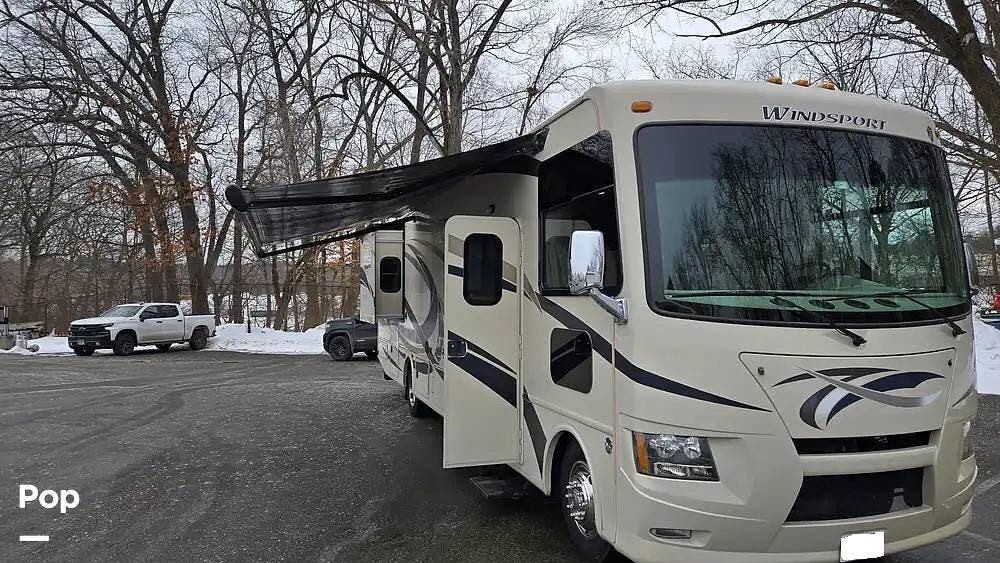 2016 Thor Motor Coach Windsport 35C - Used Class A For Sale by Pop RVs in Nashua, New Hampshire features Awning, Air Conditioning, Slideout, Leveling Jacks, Generator