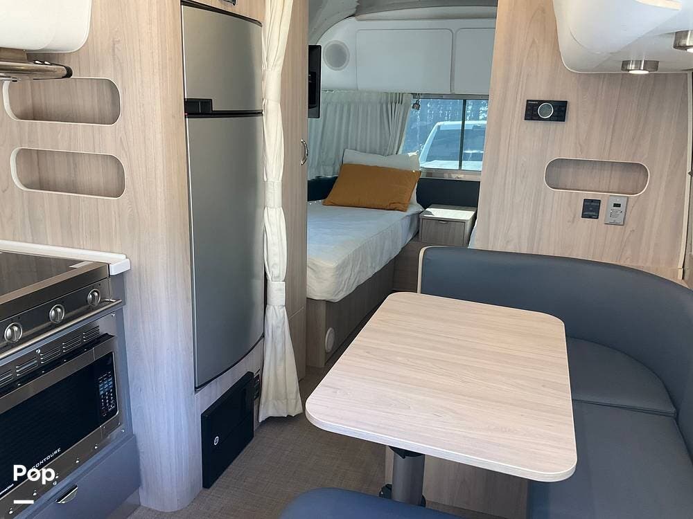 2020 Airstream Globetrotter 23FB Twin - Used Travel Trailer For Sale by Pop RVs in Seneca, South Carolina features Leveling Jacks, Awning, Air Conditioning