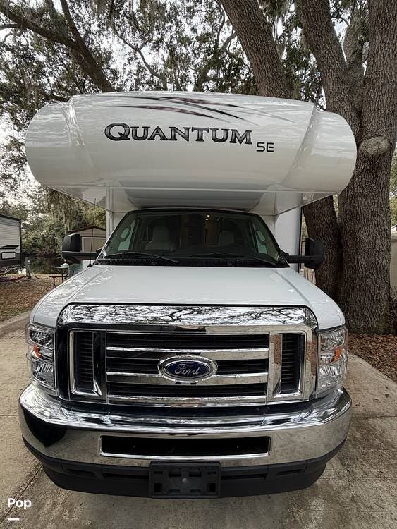 2023 Thor Motor Coach Quantum SL31 SE - Used Class C For Sale by Pop RVs in Seffner, Florida features Slideout