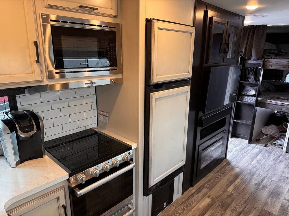 2022 Jayco Eagle HT 284BHOK - Used Travel Trailer For Sale by Pop RVs in Reno, Nevada features Slideout