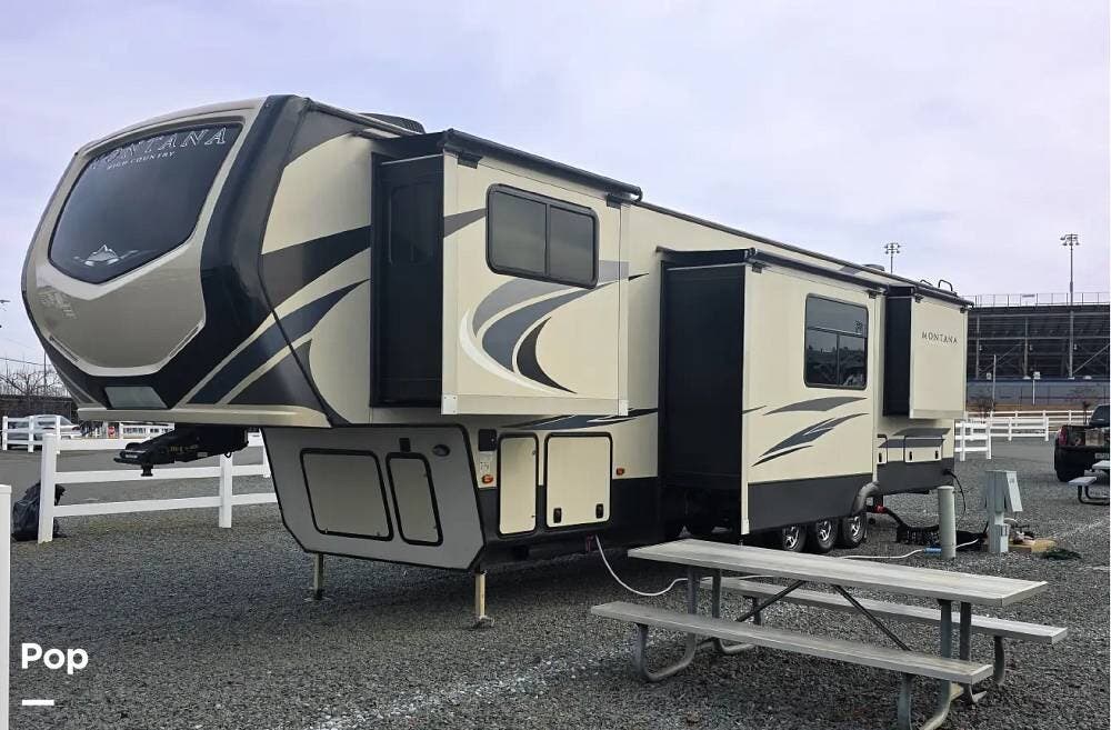 2020 Keystone Montana High Country 381TH - Used Toy Hauler For Sale by Pop RVs in Charlotte, North Carolina features Slideout, Leveling Jacks, Awning, Air Conditioning