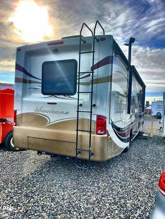 2013 Thor Motor Coach Hurricane 32A - Used Class A For Sale by Pop RVs in Pasco, Washington features Slideout, Leveling Jacks, Generator, Awning, Air Conditioning