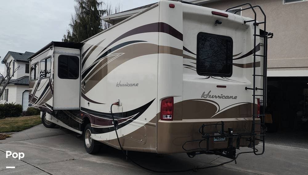 2013 Thor Motor Coach Hurricane 32A - Used Class A For Sale by Pop RVs in Pasco, Washington features Leveling Jacks, Slideout, Generator, Air Conditioning, Awning