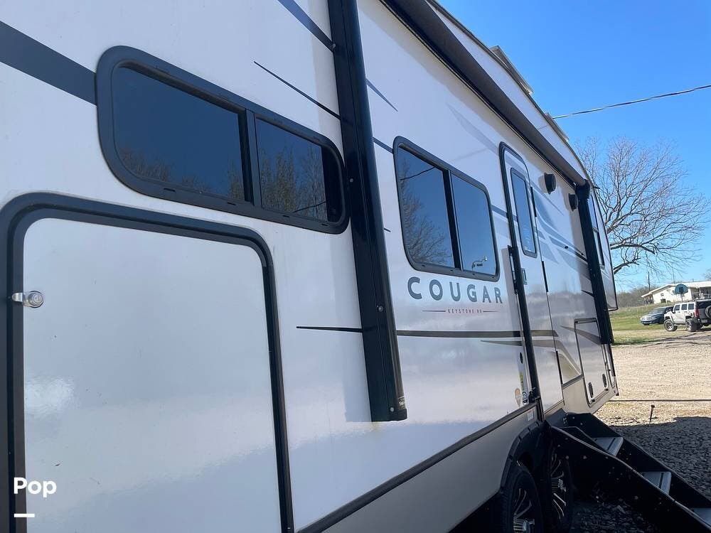 2023 Keystone Cougar 23MLE - Used Fifth Wheel For Sale by Pop RVs in Waco, Texas features Leveling Jacks, Air Conditioning, Awning, Slideout