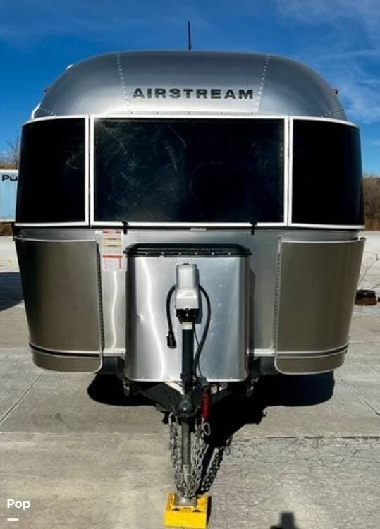 2016 Airstream Flying Cloud 20FB - Used Travel Trailer For Sale by Pop RVs in Independence, Missouri features Air Conditioning, Awning, Leveling Jacks