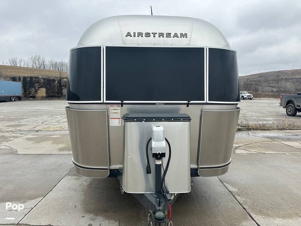 2016 Airstream Flying Cloud 20 - Used Travel Trailer For Sale by Pop RVs in Independence, Missouri features Leveling Jacks, Air Conditioning, Awning
