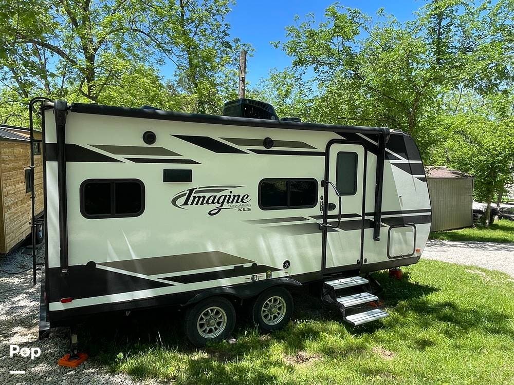 2021 Grand Design Imagine XLS 17MKE - Used Travel Trailer For Sale by Pop RVs in Peculiar, Missouri features Slideout, Air Conditioning, Leveling Jacks, Awning