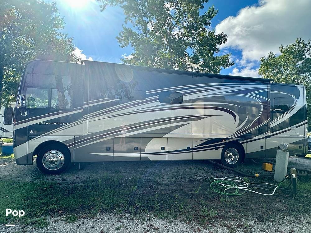 2015 Thor Motor Coach Challenger 35HT - Used Class A For Sale by Pop RVs in Morganton, North Carolina features Generator, Slideout, Air Conditioning