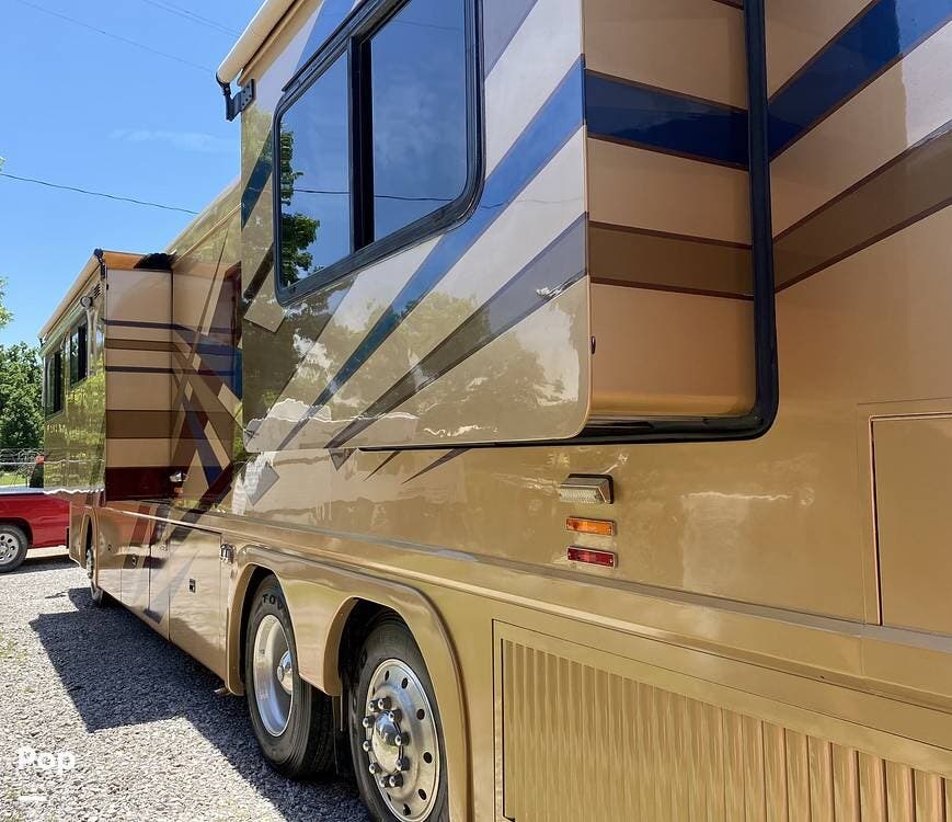 2000 Featherlite Vogue 40' - Used Diesel Pusher For Sale by Pop RVs in Malvern, Arkansas features Slideout