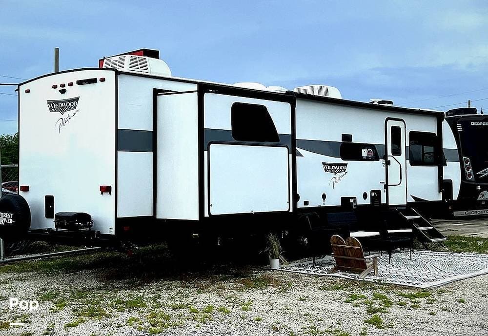 2024 Forest River Wildwood Platinum 31KQBTS - Used Travel Trailer For Sale by Pop RVs in Decatur, Arkansas features Air Conditioning, Awning, Leveling Jacks, Slideout