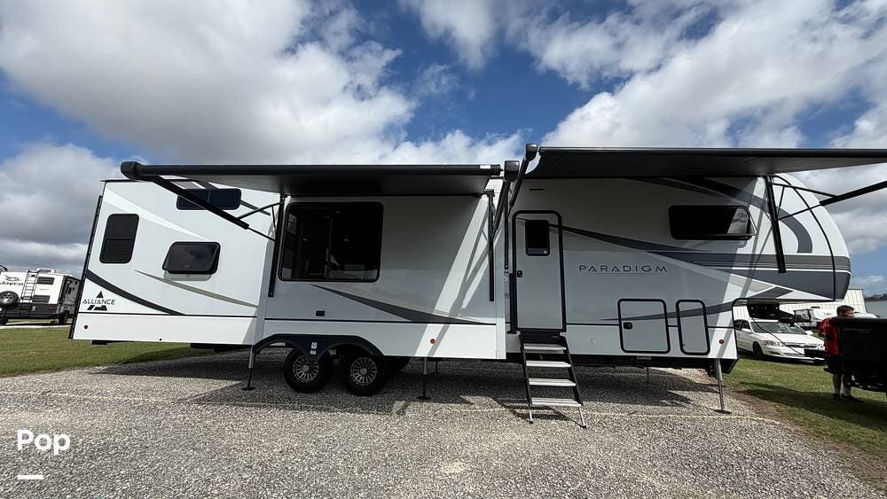 2024 Alliance RV Paradigm 395DS - Used Fifth Wheel For Sale by Pop RVs in Oxford, Florida features Slideout, Awning, Air Conditioning, Leveling Jacks