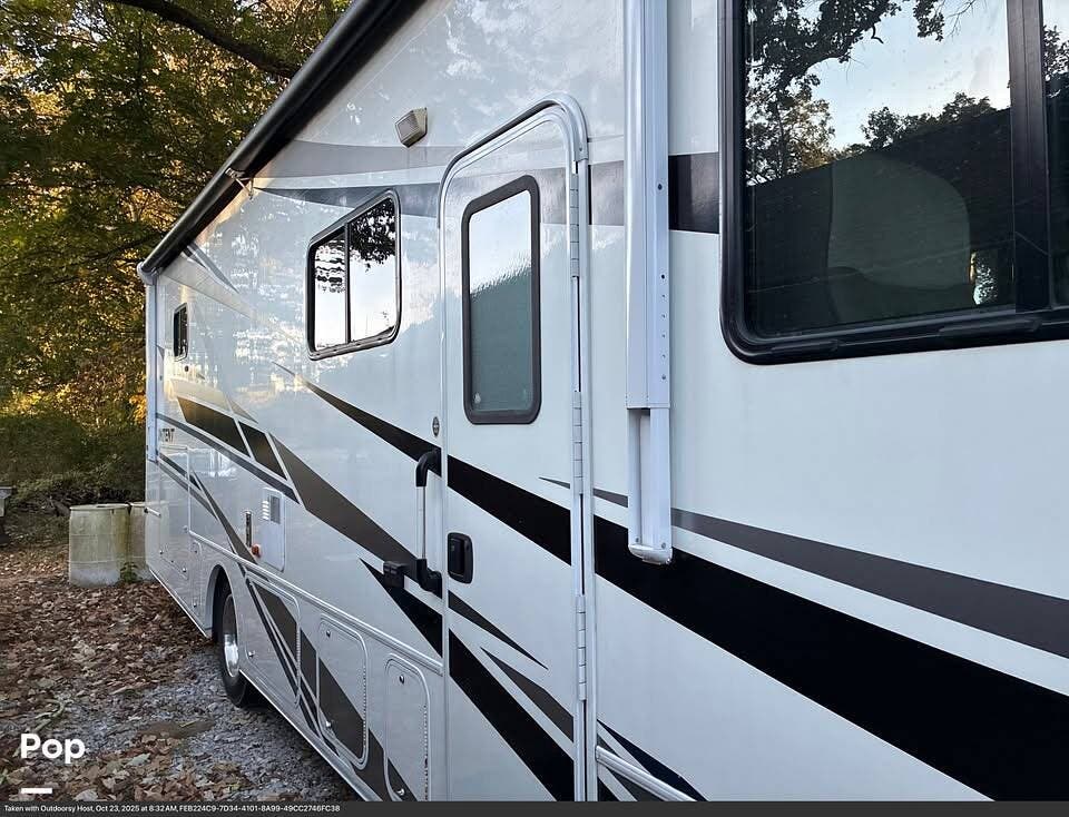 2019 Winnebago Intent 30R - Used Class A For Sale by Pop RVs in St. Louis, Missouri features Leveling Jacks, Air Conditioning, Generator, Slideout, Awning