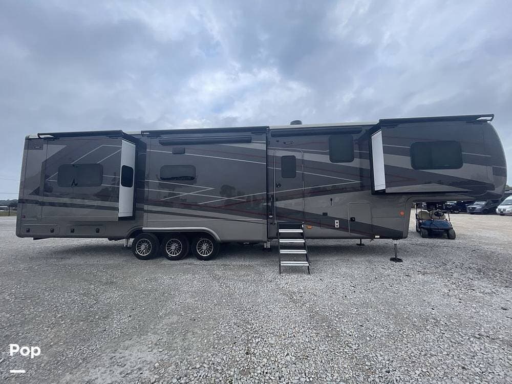 2025 DRV Mobile Suites 44 Orlando - Used Fifth Wheel For Sale by Pop RVs in Midland, Texas features Slideout