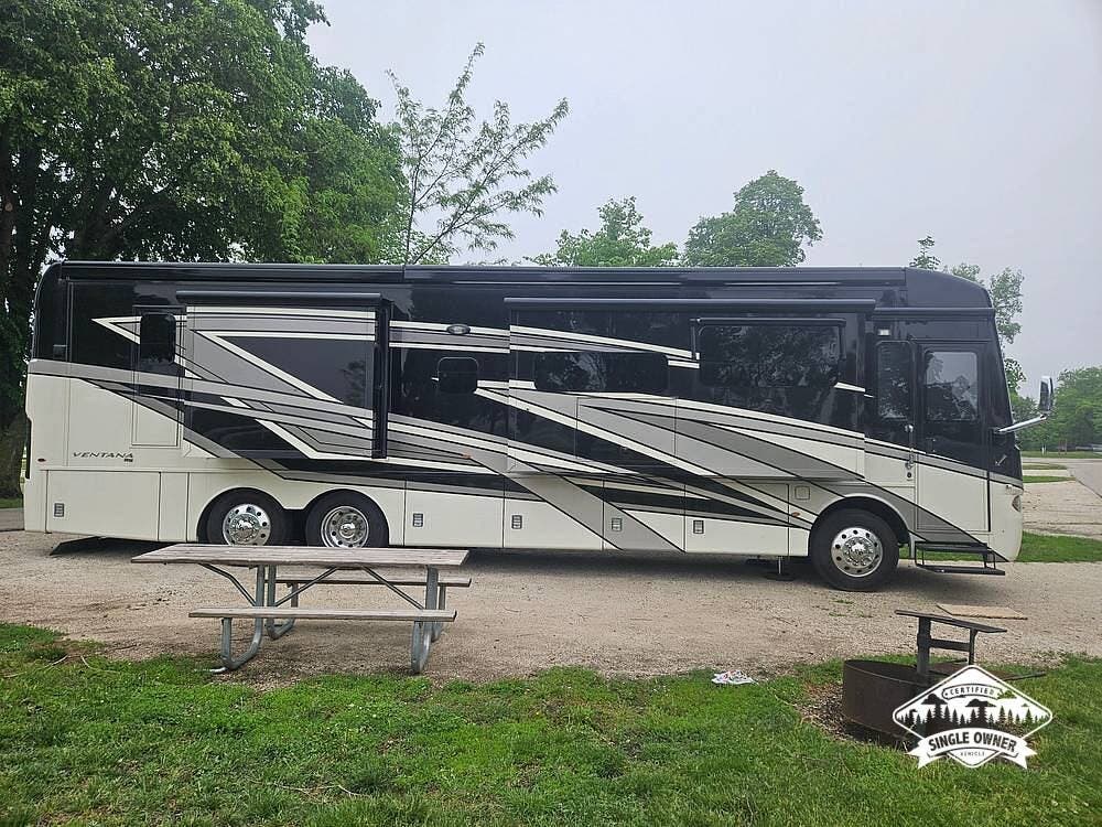 2022 Newmar Ventana 4037 - Used Diesel Pusher For Sale by Pop RVs in Fort Dodge, Iowa features Generator, Air Conditioning, Awning, Slideout, Leveling Jacks