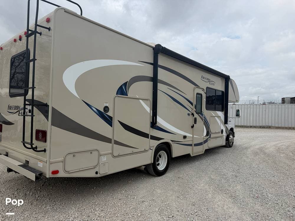 2018 Thor Motor Coach Freedom Elite 29FE - Used Class C For Sale by Pop RVs in Fort Worth, Texas features Generator, Slideout, Awning, Air Conditioning