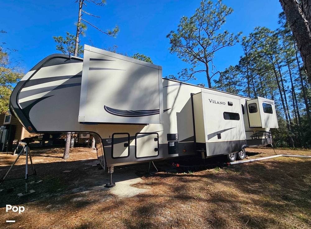 2019 Tiffin Vanleigh Vilano 385RD - Used Fifth Wheel For Sale by Pop RVs in Morriston, Florida features Slideout