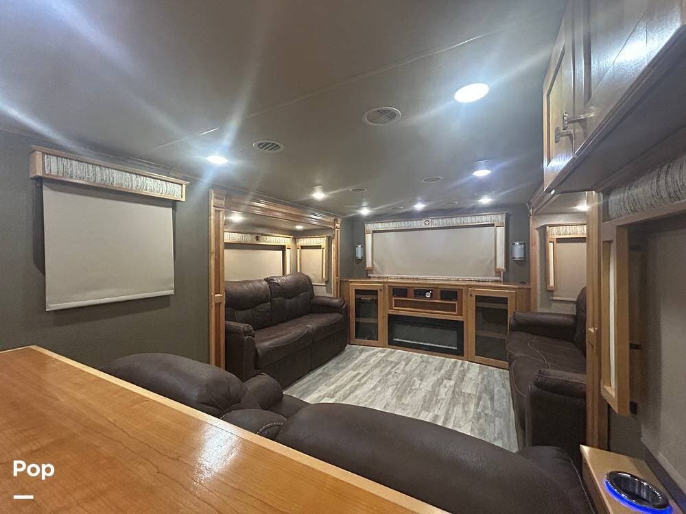2019 Vanleigh Vilano 385RD - Used Fifth Wheel For Sale by Pop RVs in Morriston, Florida features Air Conditioning, Slideout, Awning