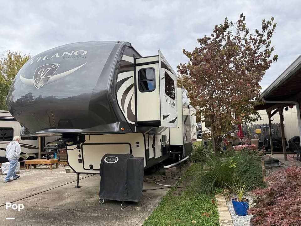 2018 Vanleigh Vilano 375FL - Used Fifth Wheel For Sale by Pop RVs in Bloomington, Indiana features Leveling Jacks, Air Conditioning, Awning, Slideout