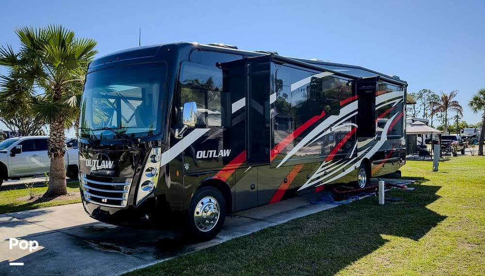 2022 Outlaw 38KB by Thor Motor Coach from Pop RVs in Largo, Florida