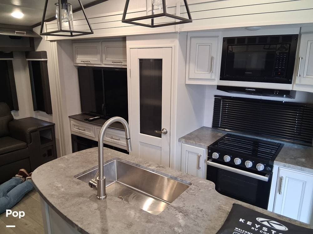 2024 Keystone Cougar 290rls - Used Fifth Wheel For Sale by Pop RVs in Saginaw, Michigan features Air Conditioning, Slideout, Leveling Jacks