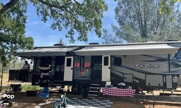2017 Keystone Fuzion 442 - Used Fifth Wheel For Sale by Pop RVs in Manteca, California features Awning, Generator, Air Conditioning, Slideout