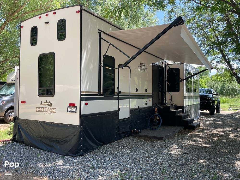 2022 Forest River Forest River 40 CDL - Used Travel Trailer For Sale by Pop RVs in Buckeye Lake, Ohio features Slideout, Awning, Air Conditioning
