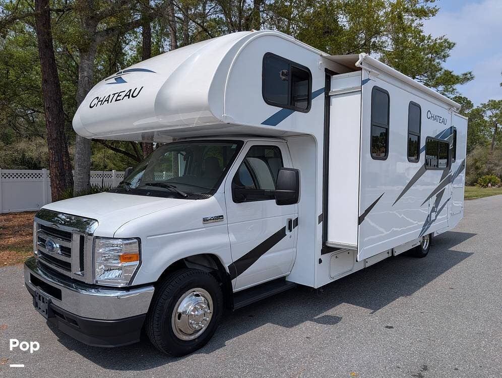 2025 Thor Motor Coach Chateau 28Z - Used Class C For Sale by Pop RVs in Sorrento, Florida features Generator, Awning, Slideout, Air Conditioning