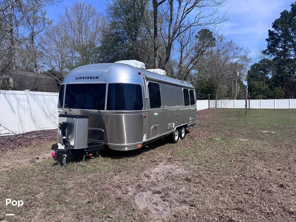 2025 Airstream International 25FB Twin - Used Travel Trailer For Sale by Pop RVs in Hartsville, South Carolina features Air Conditioning, Awning, Leveling Jacks