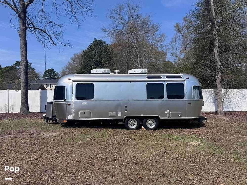 2025 Airstream International 25FB Twin - Used Travel Trailer For Sale by Pop RVs in Hartsville, South Carolina features Air Conditioning, Leveling Jacks, Awning