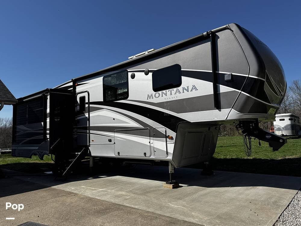 2022 Keystone Montana 3231CK - Used Fifth Wheel For Sale by Pop RVs in West Frankfort, Illinois features Air Conditioning, Leveling Jacks, Awning, Slideout