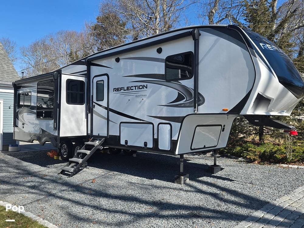 2021 Grand Design Reflection 303RLS - Used Fifth Wheel For Sale by Pop RVs in Hyannis, Massachusetts features Leveling Jacks, Air Conditioning, Slideout, Awning