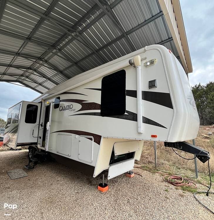 2011 Carriage Cameo 35SB3 - Used Fifth Wheel For Sale by Pop RVs in Boerne, Texas features Leveling Jacks, Slideout, Generator, Air Conditioning