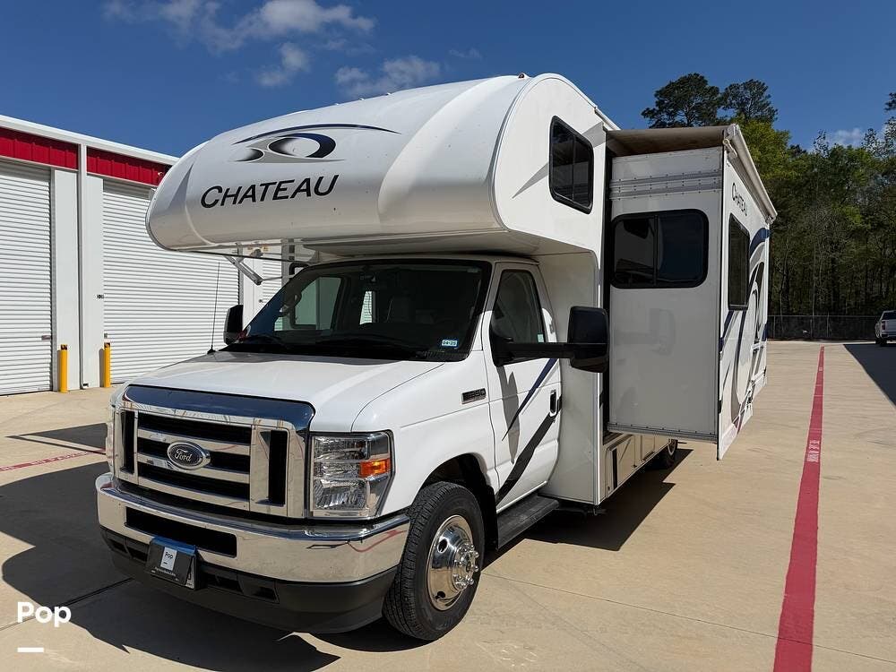 2021 Thor Motor Coach Chateau 25M - Used Class C For Sale by Pop RVs in Conroe, Texas features Slideout, Leveling Jacks, Awning, Generator, Air Conditioning