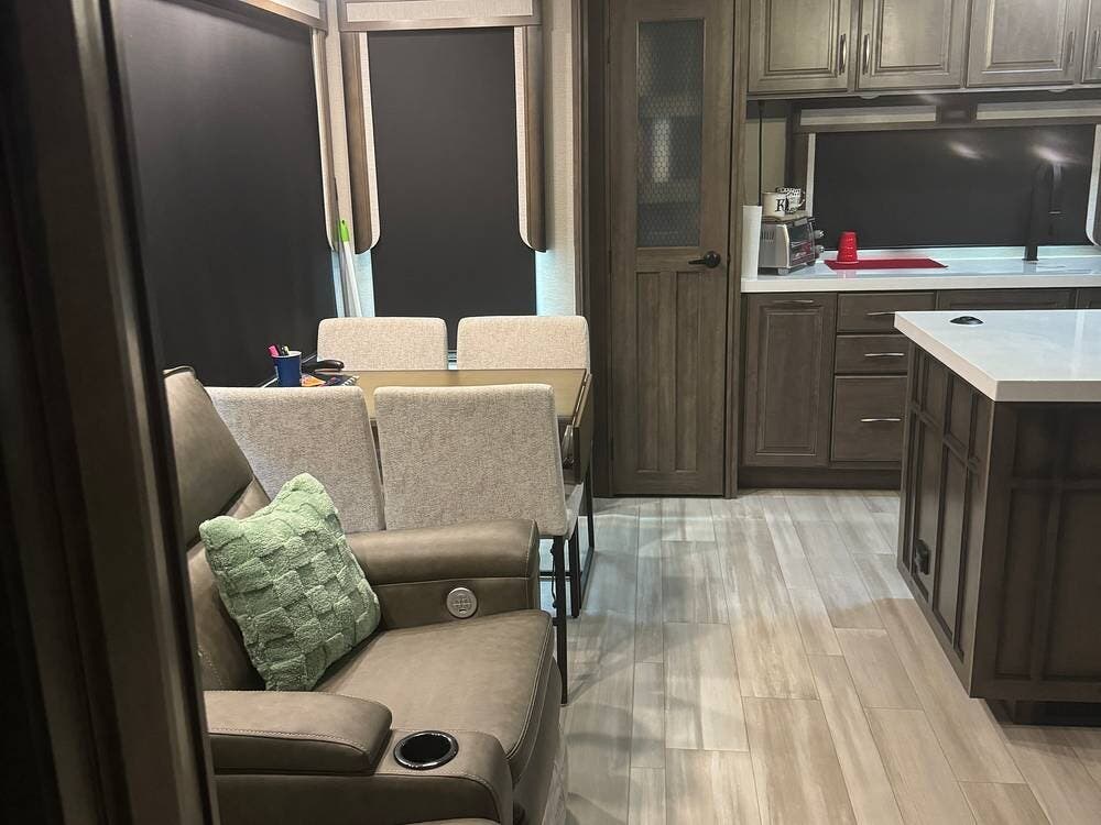 2022 Grand Design Solitude 280RK - Used Fifth Wheel For Sale by Pop RVs in Eupora, Mississippi features Air Conditioning, Slideout, Awning, Leveling Jacks