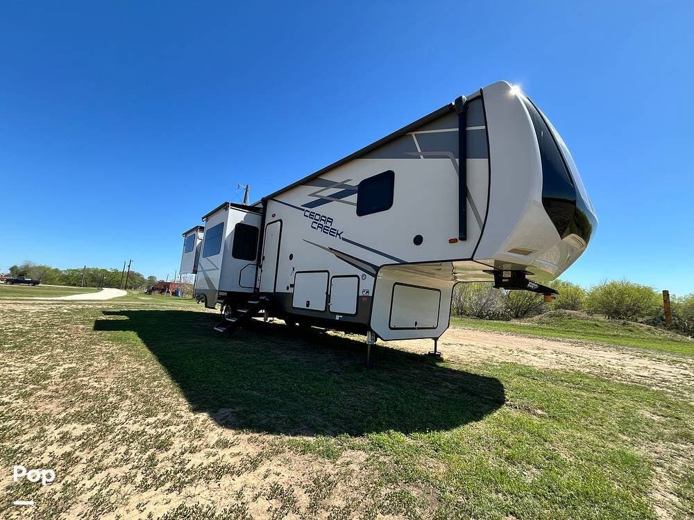 2022 Forest River Cedar Creek 375RD - Used Fifth Wheel For Sale by Pop RVs in Saint Hedwig, Texas features Air Conditioning, Leveling Jacks, Awning, Slideout