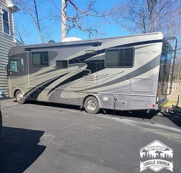 2013 Thor Motor Coach A.C.E. 29.2 - Used Class A For Sale by Pop RVs in Alexandria, Virginia features Generator, Leveling Jacks, Slideout, Air Conditioning, Awning
