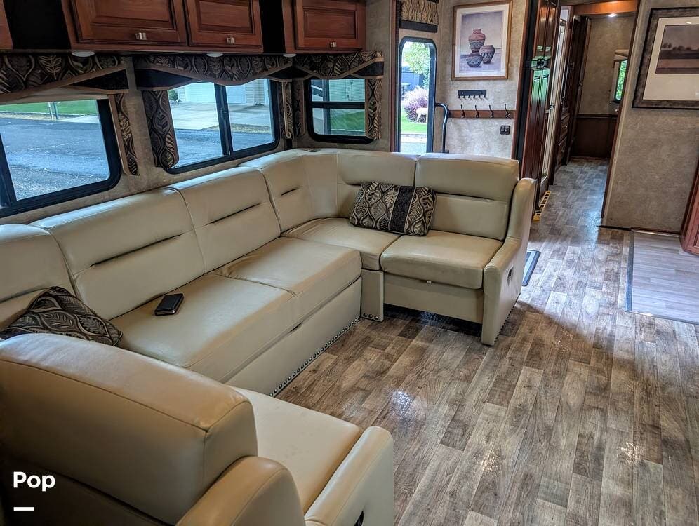 2015 Winnebago Sightseer 35G - Used Class A For Sale by Pop RVs in Hagerman, Idaho features Air Conditioning, Awning, Generator, Leveling Jacks, Slideout