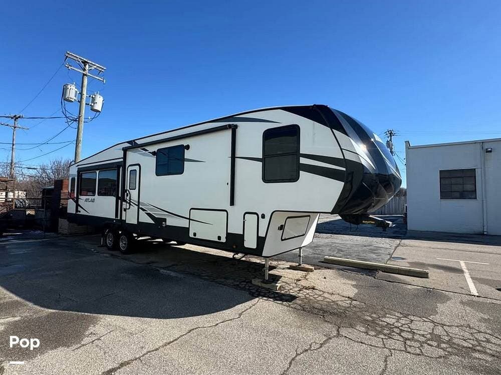 2020 Dutchmen Atlas 3552 MBKB - Used Fifth Wheel For Sale by Pop RVs in Trenton, Michigan features Slideout, Air Conditioning, Awning