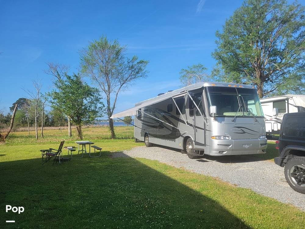 2004 Newmar Kountry Star 3705 - Used Diesel Pusher For Sale by Pop RVs in Culpeper, Virginia features Leveling Jacks, Awning, Generator, Air Conditioning, Slideout