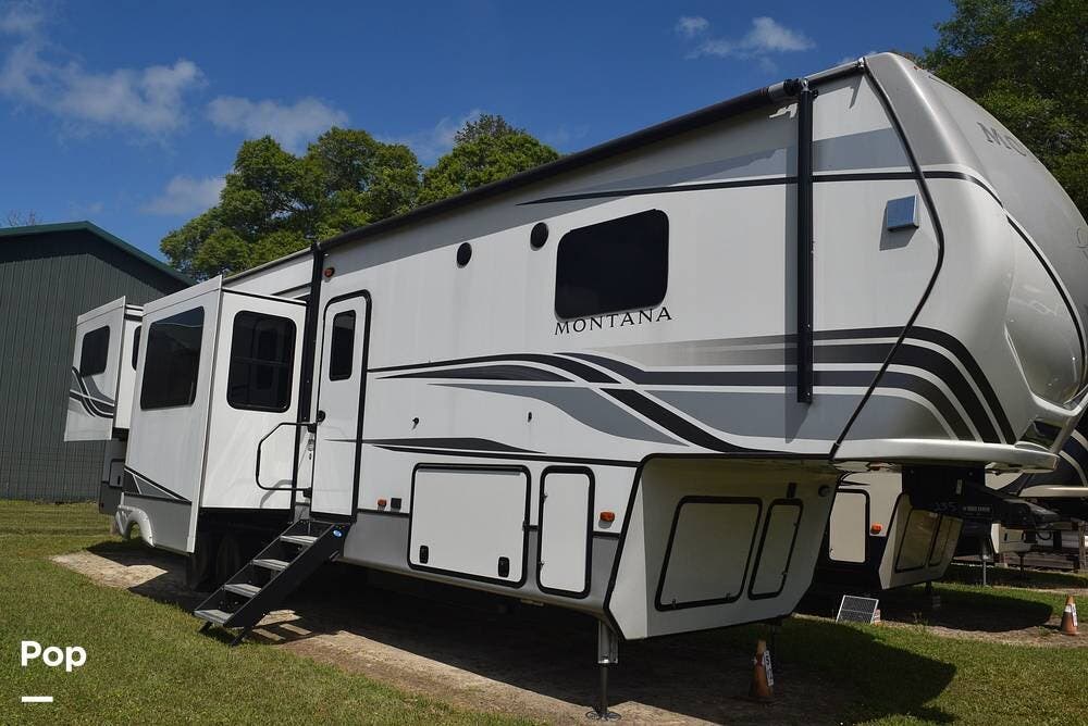 2022 Keystone Montana 3791RD - Used Fifth Wheel For Sale by Pop RVs in Holt, Florida features Leveling Jacks, Slideout, Air Conditioning, Awning
