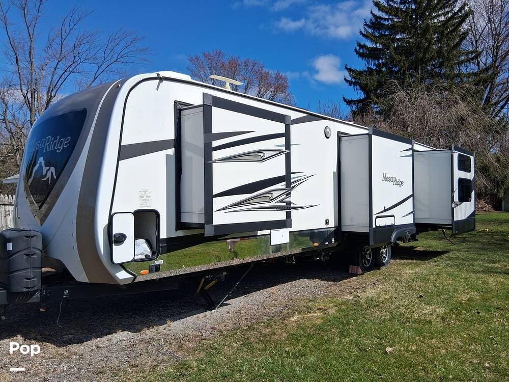 2020 Highland Ridge Mesa Ridge 328BHS - Used Travel Trailer For Sale by Pop RVs in Grand Blanc, Michigan features Slideout, Leveling Jacks, Awning, Air Conditioning