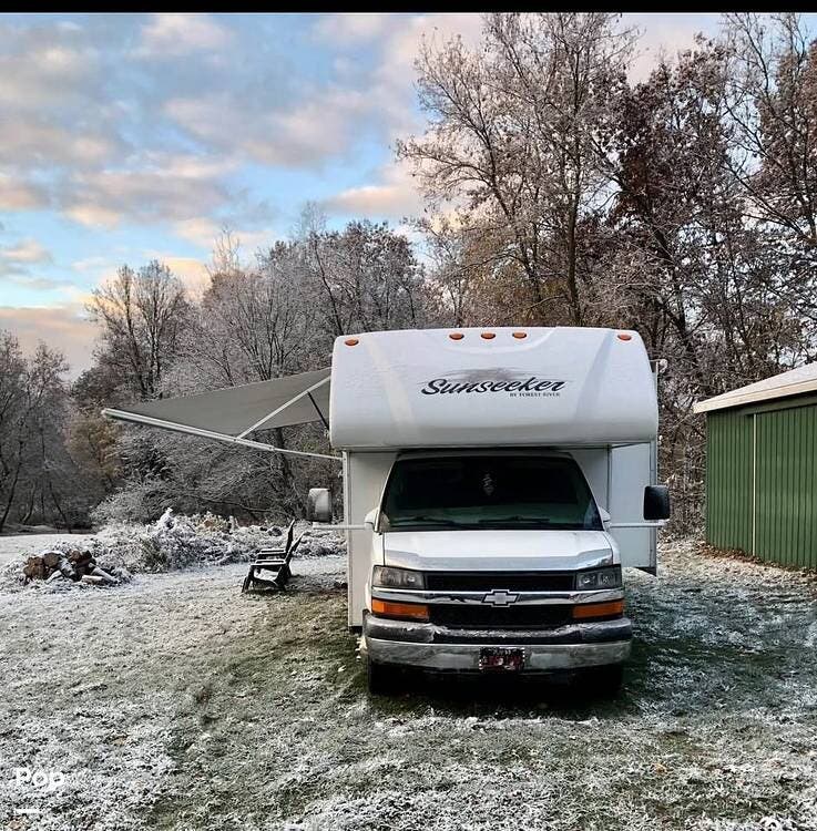 2015 Forest River Sunseeker 2500TS - Used Class C For Sale by Pop RVs in Berea, Ohio features Slideout