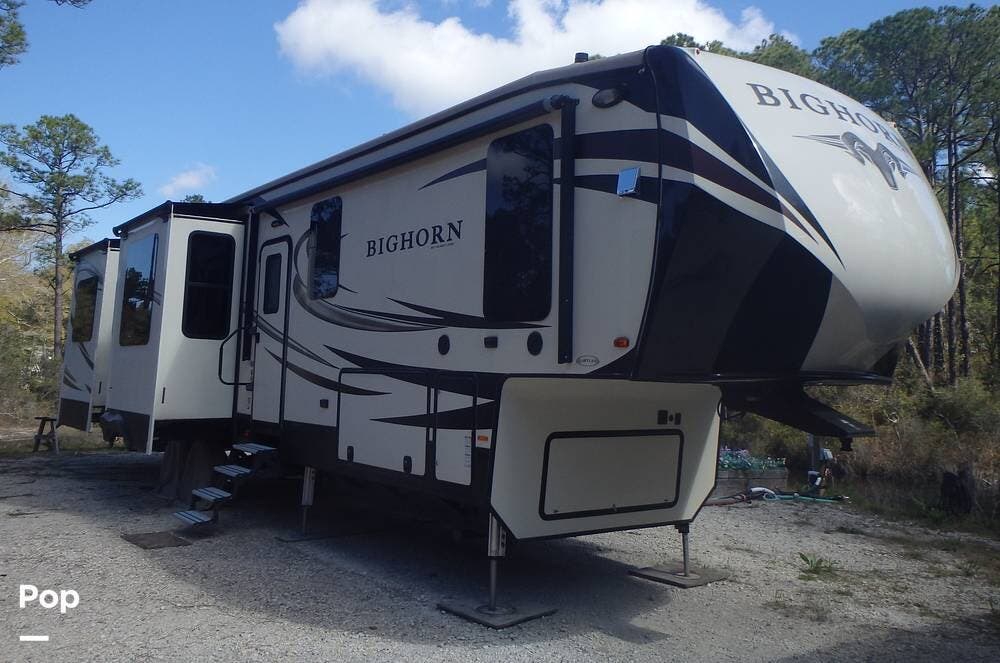 2017 Heartland Bighorn 3970RD - Used Fifth Wheel For Sale by Pop RVs in Coden, Alabama features Slideout, Air Conditioning