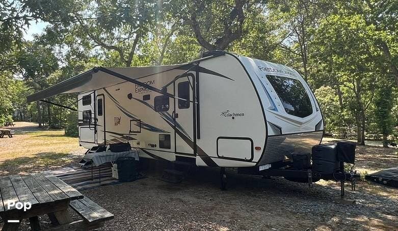 2021 Coachmen Freedom Express 287BHDS - Used Travel Trailer For Sale by Pop RVs in Plymouth, Massachusetts features Leveling Jacks, Air Conditioning, Slideout, Awning