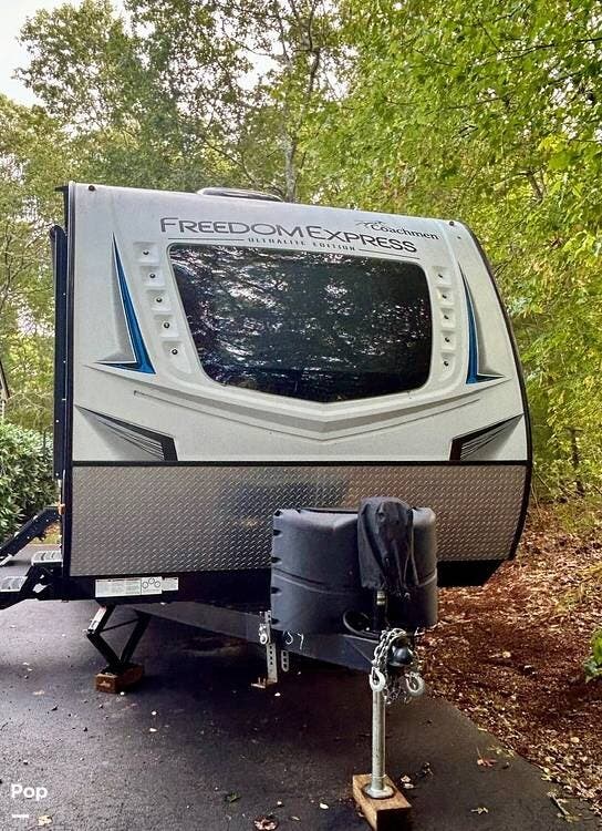 2021 Freedom Express 287BHDS by Coachmen from Pop RVs in Plymouth, Massachusetts