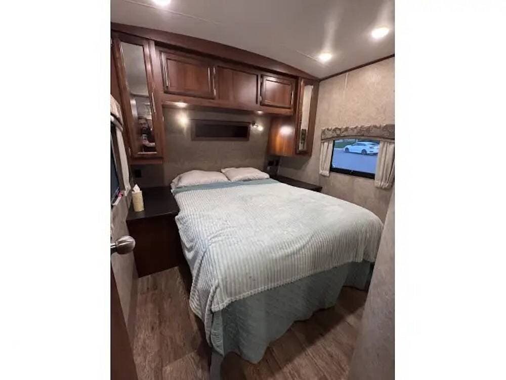 2017 Eagle 324BHTS by Jayco from Pop RVs in Bakersfield, California