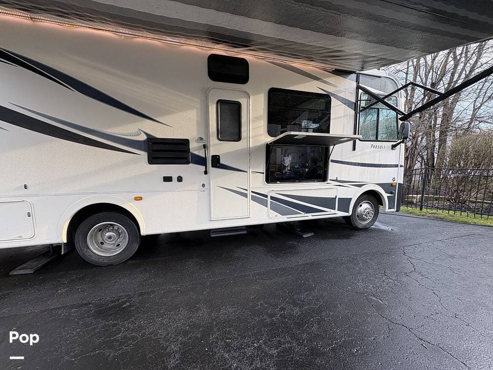 2020 Coachmen Pursuit 31BH - Used Class A For Sale by Pop RVs in Holland, Ohio features Slideout, Air Conditioning, Leveling Jacks, Awning, Generator