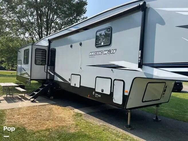 2021 Cherokee Arctic Wolf 3660 Suite - Used Fifth Wheel For Sale by Pop RVs in Cortland, Ohio features Slideout